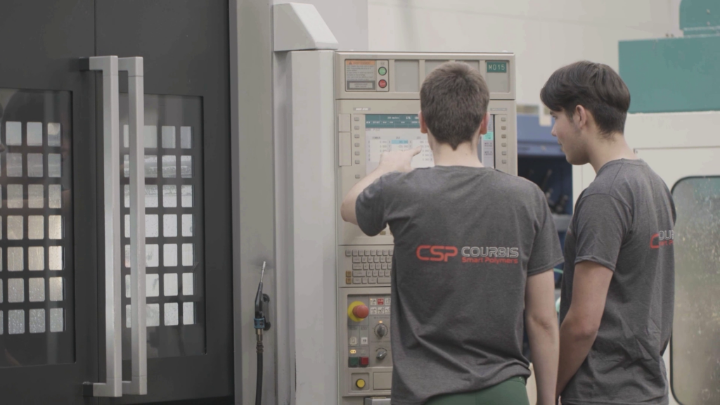 Le métier de Fraiseur Régleur chez COURBIS SMART POLYMERS